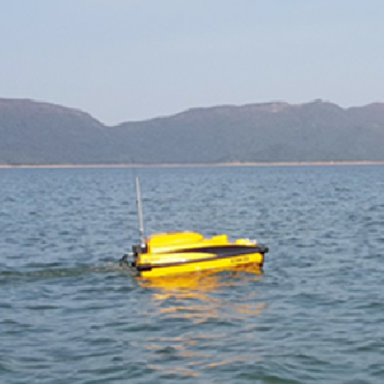 试行使用无人船系统於水塘进行水质监测及取样