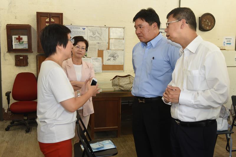 Director of Water Supplies WONG Chung-leung and WSD staff discussed the water supply in Wan Chai District with the WCDC members.