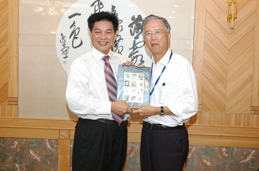 Photo 14 - Dinner Reception - Mr. FANG Hung (right), Chairman of the Advisory Committee presented a souvenir to Mr. ZHU Zhaohua (left), Vice Director, Water Resources Department of the Guangdong Province.
