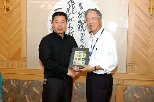 Photo 15 - Dinner Reception - Mr. FANG Hung (right), Chairman of the Advisory Committee presented a souvenir to Mr. LIN Tianhao (left), Vice Mayor, Huizhou Municipal Government of Guangdong Province.