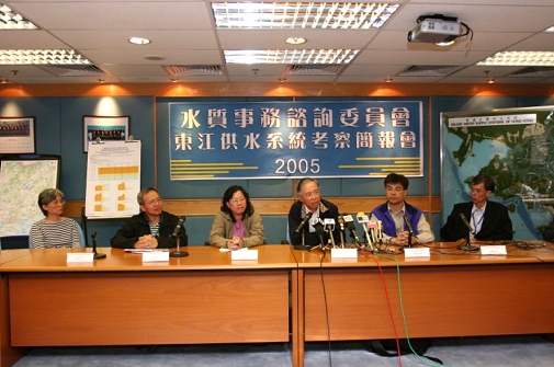 Photo 24 - Press Conference - The chairman and five members of the Advisory Committee gave accounts of the visit in the press conference (From left to right: Ms. LEE Yoke Shum, Mr. WONG Kwok Keung, Ms. CHEUNG Lai Ping, Mr. FANG Hung (Chairman), Prof. HO Kin Chung and Dr. CHAN Hon Fai).