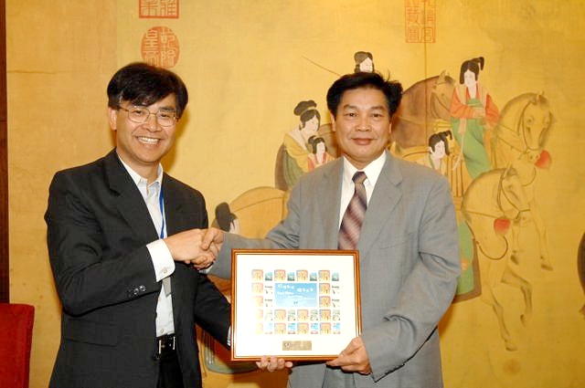 Photo 19 - Dinner Reception - Prof. HO Kin Chung (left), Chairman of the Advisory Committee presented a souvenir to Mr. ZHU Zhaohua (right), Vice Director, Water Resources Department of the Guangdong Province