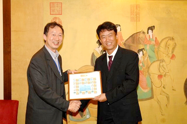 Photo 20 - Dinner Reception - Mr. CHAN Chi Chiu (left), Vice - Chairman of the Advisory Committee presented a souvenir to Mr. XU Yeqin (right), President, GD Yue Gang Water Supply Co., Ltd.