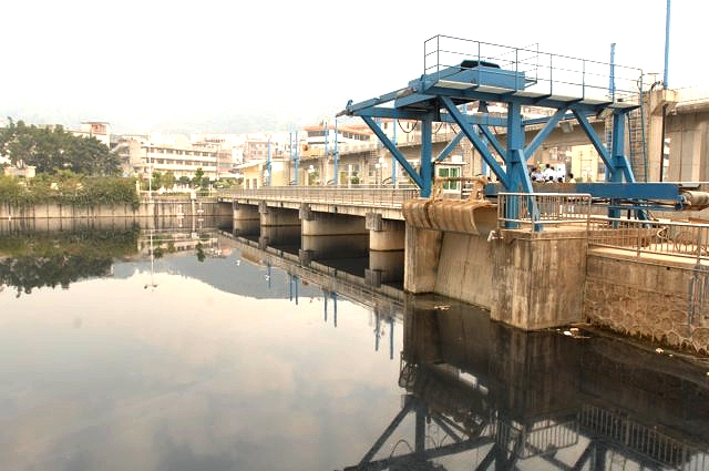 Photo 22 - Shenzhen Reservoir Catchment Area Sewage Interception Works - Interception gate to stop discharges from Shawan River into Shenzhen Reservoir
