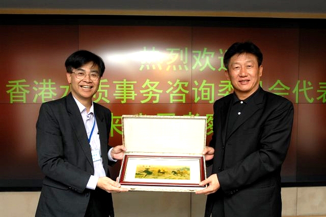 Photo 27 - Shenzhen Water Resources Bureau - Prof. HO Kin Chung (left), Chairman of the Advisory Committee presented a souvenir to Mr. JIANG Zun Yu (right), Director, Bureau of Water Resources of Shenzhen Municipality
