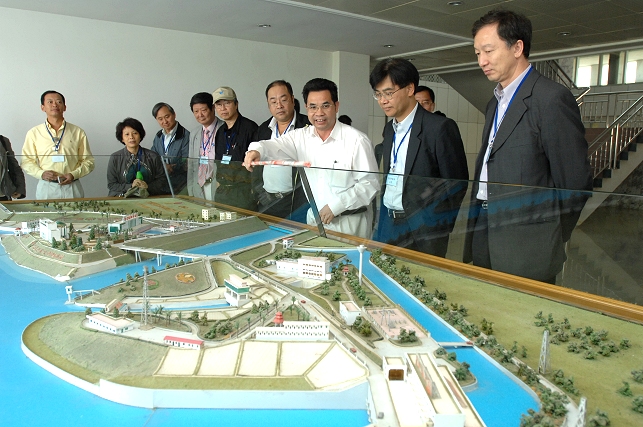 Photo 3 - Taiyuan Pumping Station - Briefing in front of the intake model