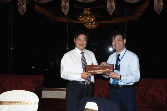 Photo 17 - Dinner Reception Prof. HO Kin Chung (right), Chairman of the Advisory Committee presented a souvenir to Mr. ZHU Zhaohua (left), Vice Director of the Water Resources Department of the Guangdong Province