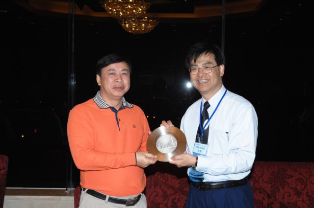Photo 18 - Dinner Reception Prof. HO Kin Chung (right), Chairman of the Advisory Committee presented a souvenir to Mr. LI Jianbo (left), Director of the Water Conservancy Bureau of Huizhou City, Guangdong