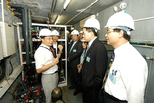 Photo 2 - Briefing at the Pre-treatment Unit.