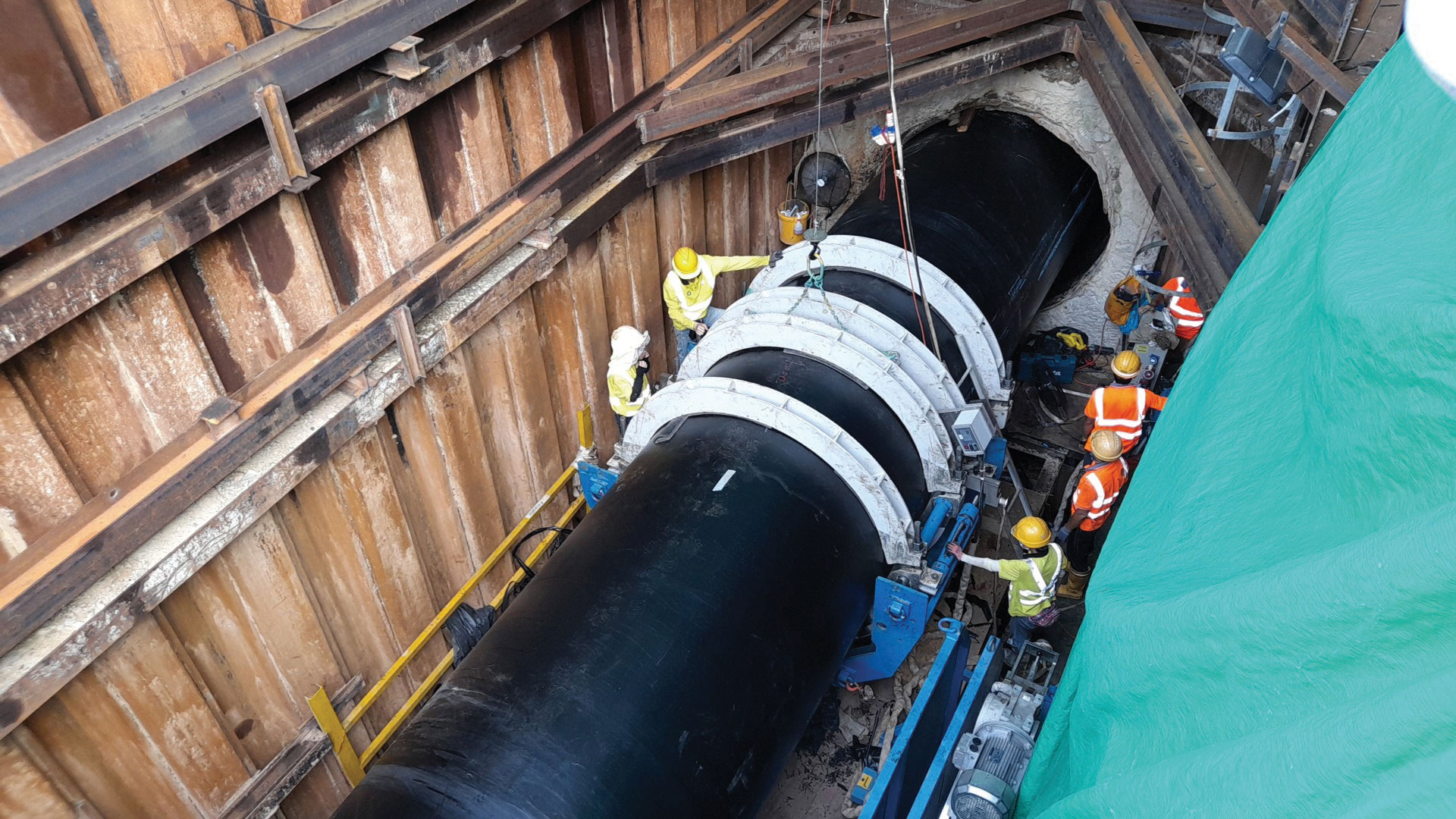 Improvement to Dongjiang water mains P4 - insertion of a reshaped polyethylene pipe into the existing water mains during large-scale rehabilitation work.