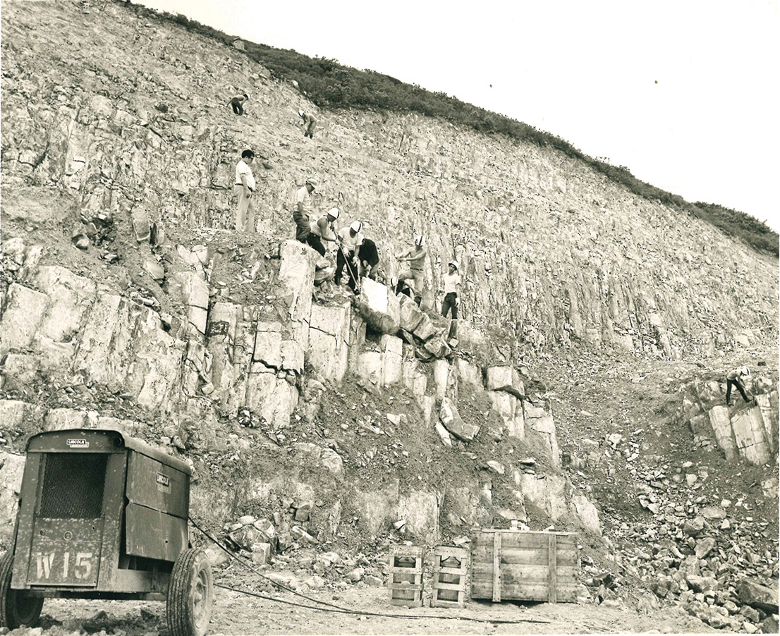 As with Plover Cove Reservoir, when High Island Reservoir was being built, engineers explored the nearby hillside for materials. Traces of these excavations can still be seen today.