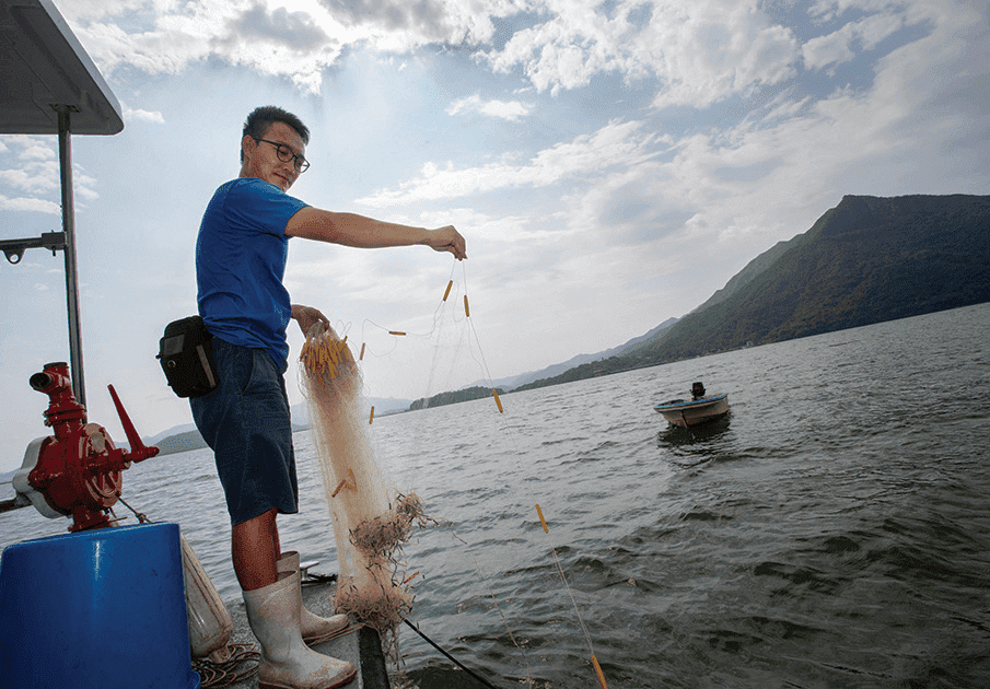 Reservoir fishermen conduct gill-netting