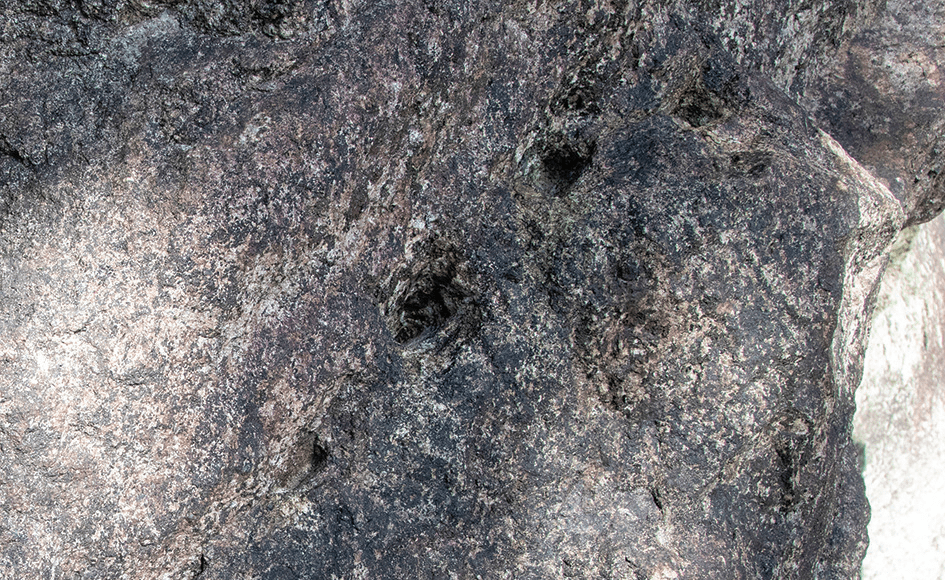 Traces of chiseled stone are still visible today.