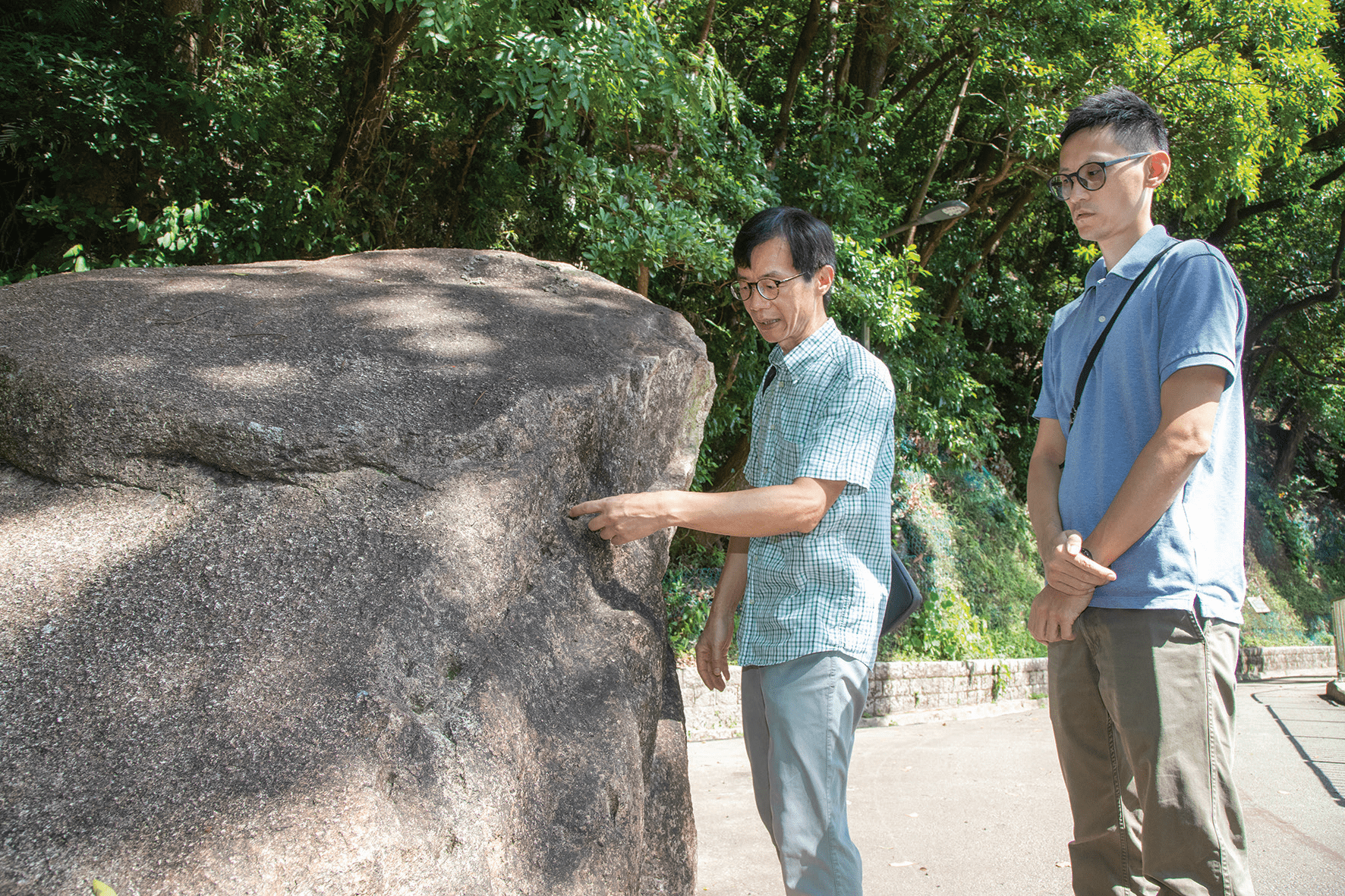 The boulders along Bowen Road show traces of past stone splitting.