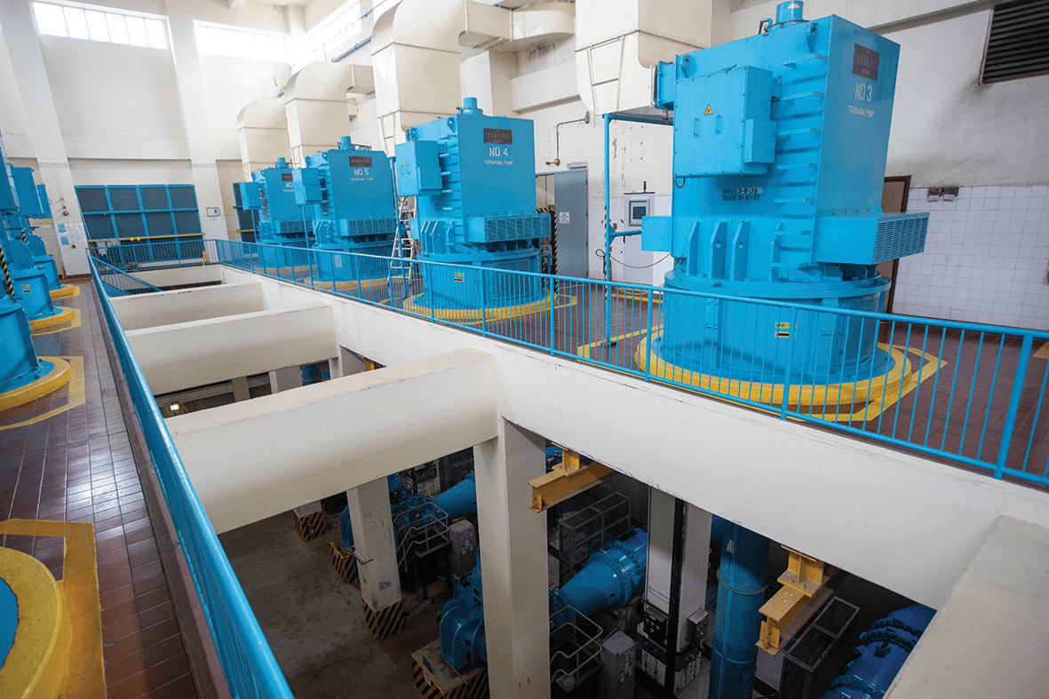 The pump is two-storey high, with the motor on the top driving the impeller of the rotary pump at the bottom to generate a centrifugal force, which drives the rotation of Dongjiang raw water for transportation.