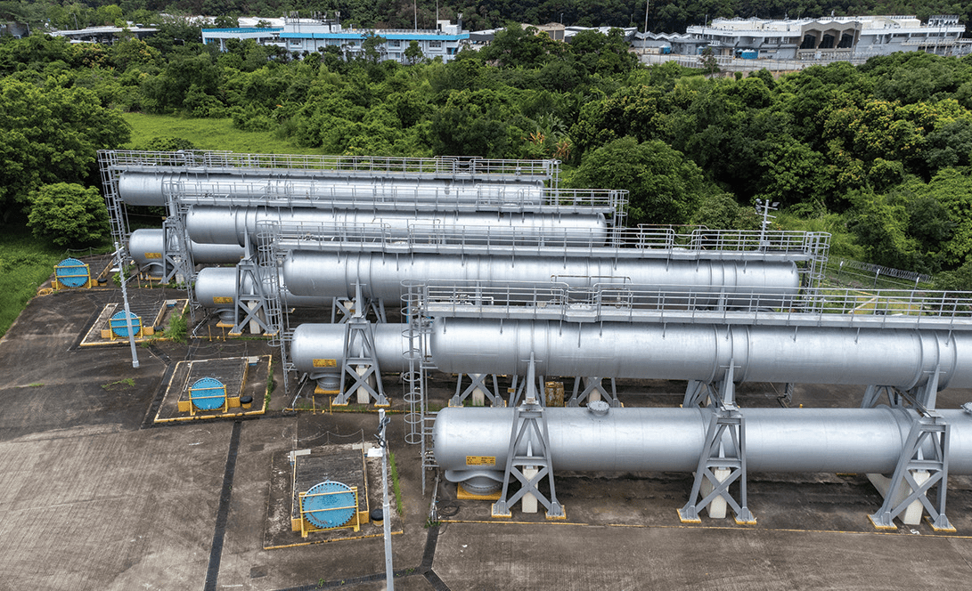 The MWRWPS is equipped with a buffer tank (also known as a surge vessel) connected to the Dongjiang raw water mains, with a 50/50 split between raw water and compressed air.