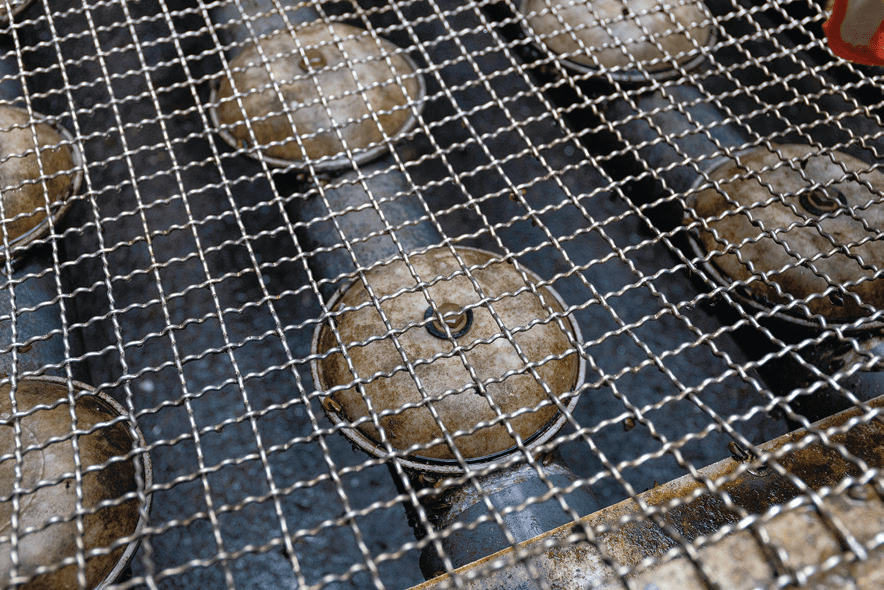 Aerators are installed in the Dongjiang water supply mains. An air-blower is activated to inject a large amount of air to keep water flowing at the bottom of the incoming channel, thus reduce stagnant water areas.