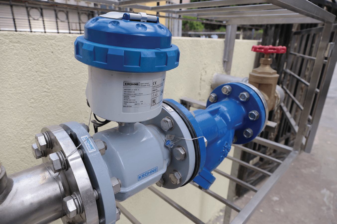 A master meter measures the total amount of water supplied by the WSD in housing estates