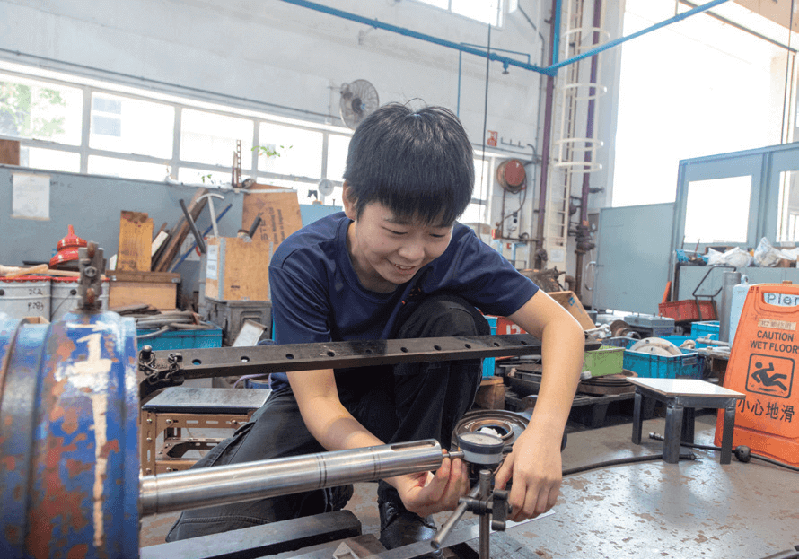 An apprentice adjusts the position of the impellers of a multi-layer pump ensuring that each impeller is in the middle of the pump to maintain maximum pump efficiency