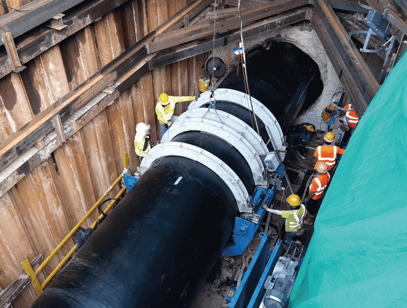 Improvement to Dongjiang water mains P4 - insertion of a reshaped polyethylene pipe into the existing water mains during large-scale rehabilitation work.