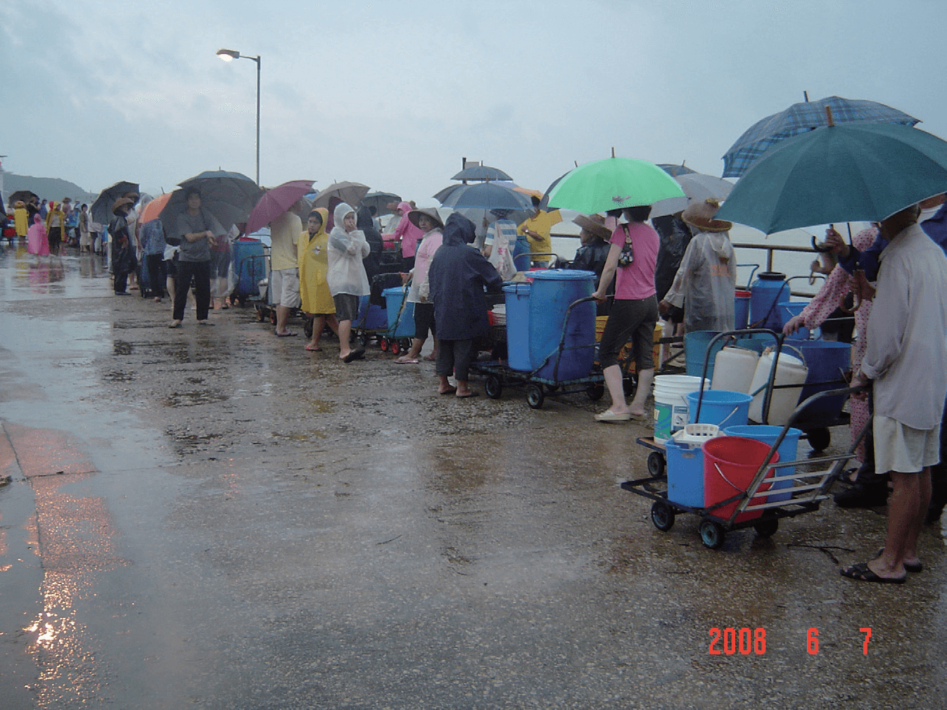 Residents queueing for water as the WSD made emergency temporary water supply arrangements