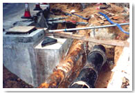 大段鑄鐵管和石棉水泥管外露而沒有適當支撐，部分石棉水泥管的混凝土躉被拆毀。