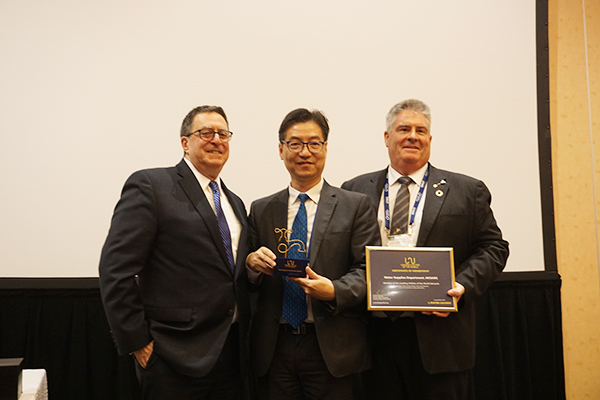 The Deputy Director of Water Supplies, Mr Chau Sai-wai (middle), receives the certificate of membership of LUOW at the Singagpore International Water Week 2018.