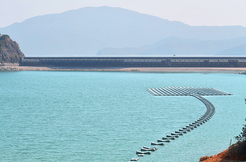 船灣淡水湖浮動太陽能板發電系統 (相片一)
