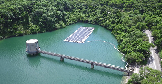 石壁水塘浮动太阳能板发电系统 (相片二)