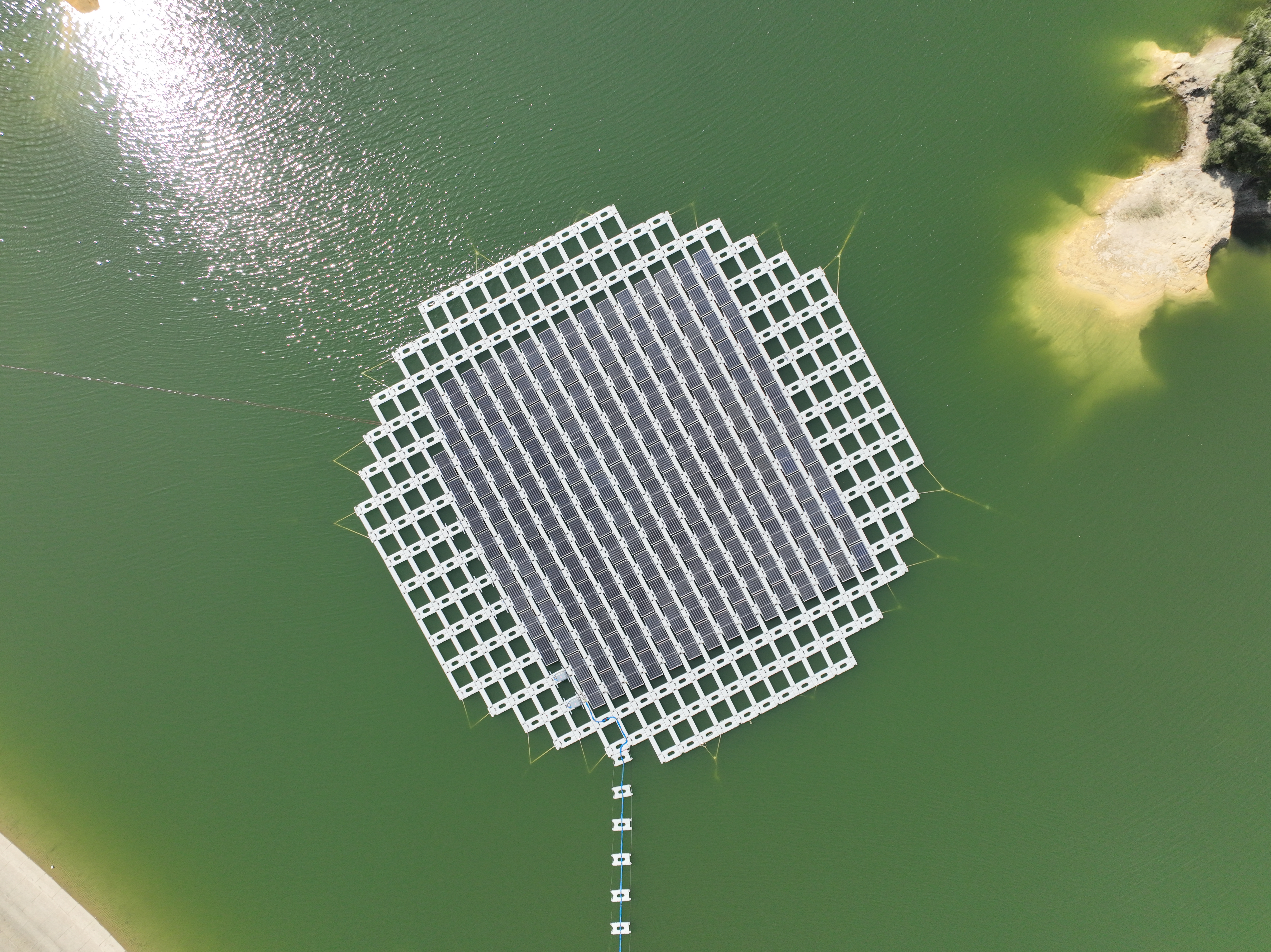 大榄涌水塘浮动太阳能板发电系统 (相片三)