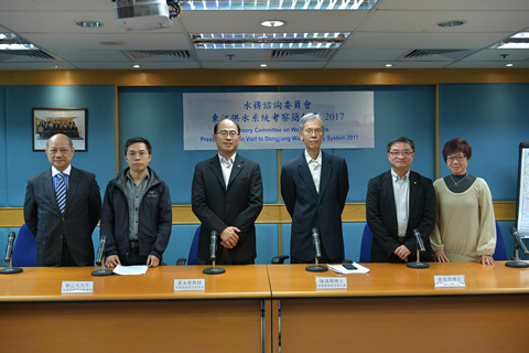 图示水谘会主席陈汉辉博士（右三）与考察团成员杨位醒（左一）、刘乙凡（左二）、黄永德教授（左三）、黄碧娇（右一）及黄兆荣博士（右二）於传媒简报会上合照。