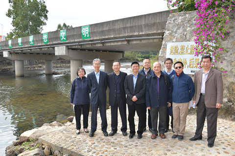 圖示水務署署長林天星（左四）、水諮會主席陳漢輝博士（左二）和其他考察團成員在埔前河留影。