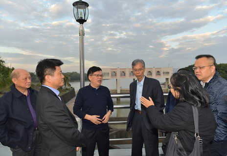 图示水务署署长林天星（左二）、水谘会主席陈汉辉博士（左四）和其他考察团成员参观太园泵站，了解泵站的运作。