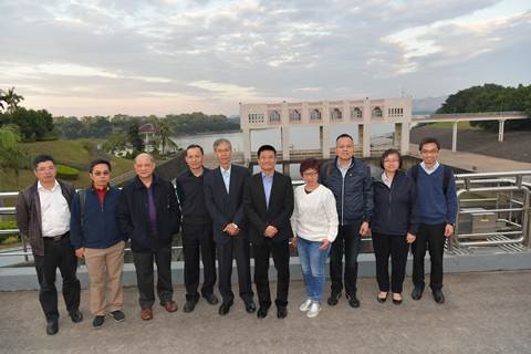 圖示水務署署長林天星（右五）、水諮會主席陳漢輝博士（左五）和其他考察團成員在太園泵站留影。