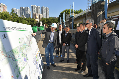 图示水务署署长林天星（右三）、水谘会主席陈汉辉博士（右二）和其他考察团成员参观沙湾河污水截排工程及沙湾河水环境综合整治工程。