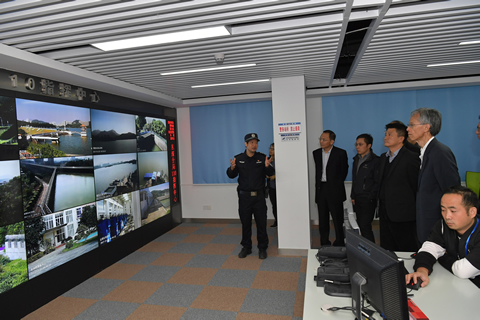Photo shows the Director of Water Supplies, Mr Enoch Lam (third right), the Chairman of the ACWS, Dr Chan Hon-fai (second right) and other delegation members visiting the 110 Command Centre of the Dongshen Branch of the Shenzhen Public Security Bureau to learn about safety monitoring for the Dongshen Water Supply Scheme.