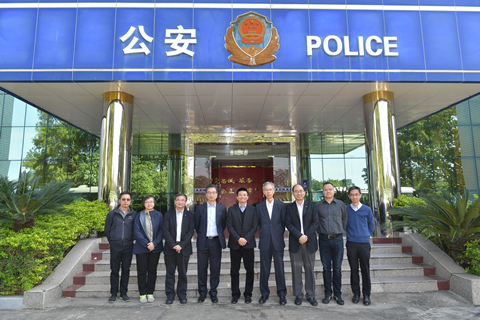 图示水务署署长林天星（左五）、水谘会主席陈汉辉博士（右四）和其他考察团成员於深圳市公安局东深分局留影。