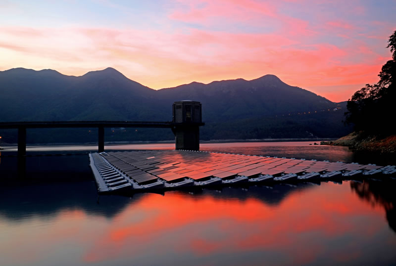 攝影作品 - 石壁水塘浮動太陽能發電系統的日與夜的交替。