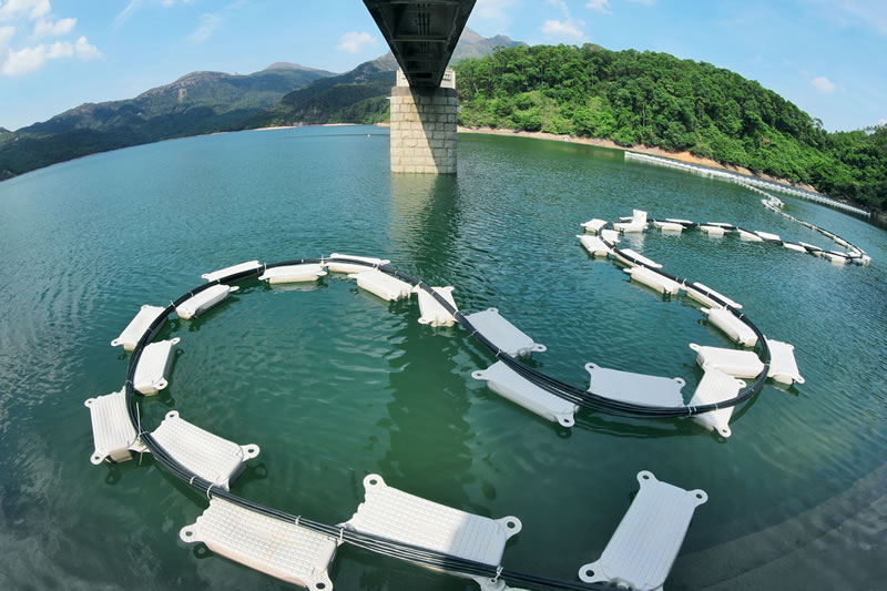 Photo - The shape of the floating solar power system from this angle looks like a snake.