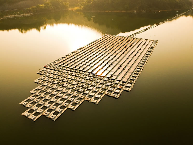 Photo - The floating solar power system transforms sunlight into environmental-friendly electric power. We could have a clearer understanding of its construction by viewing from different angles.