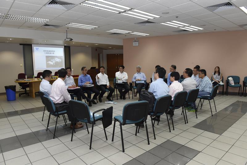 Director of Water Supplies WONG Chung-leung and WSD staff discussed the water supply in Kwai Tsing District with the K&amp;TDC members.