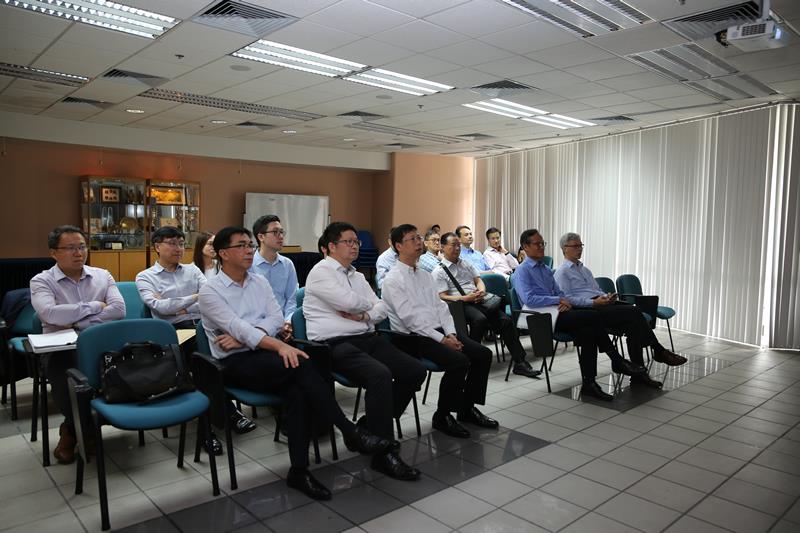 水務署職員向葵青區議會議員簡介牛潭尾濾水廠的食水處理過程及水質監控程序。