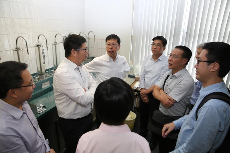 葵青區議會議員參觀牛潭尾濾水廠的控制室，並了解濾水廠的日常運作。