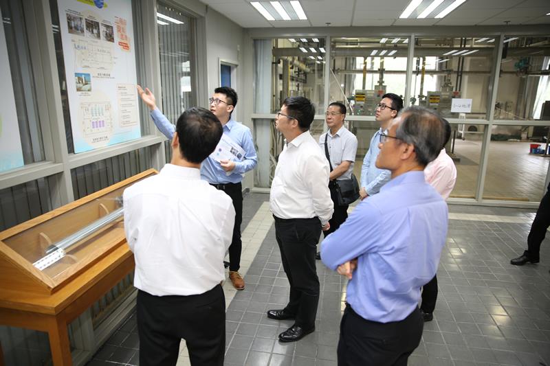 水務署職員向葵青區議會議員講解食水處理過程中所使用的技術。