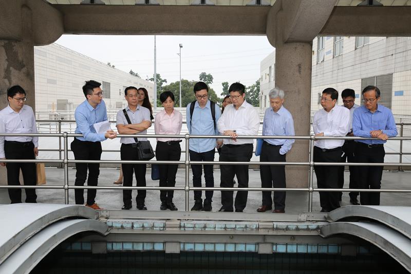 水務署職員向葵青區議會議員講解過濾池的運作。