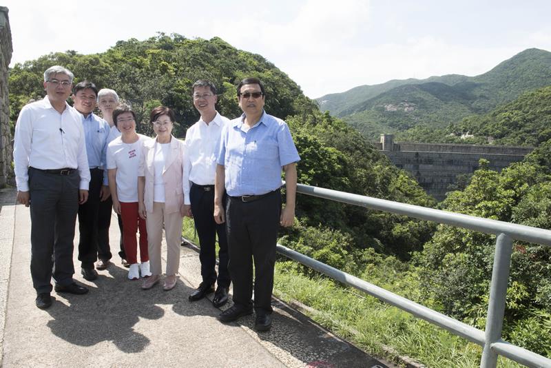 水務署署長黃仲良及水務署職員與灣仔區議會主席吳錦津及灣仔區議會議員合照。