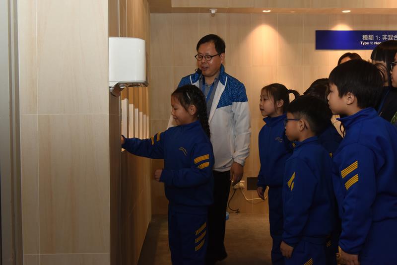 The students of Christian Alliance S Y Yeh Memorial Primary School joined the guided tour in the H2OPE Centre upon its opening. (1)