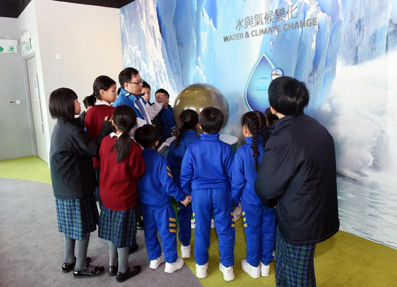 在开幕礼后，宣道会叶绍荫纪念小学学生随即参加水知园的导赏团。(二)