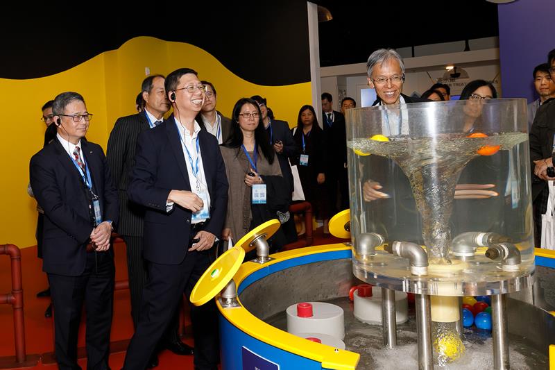 Accompanied by the Director of Water Supplies, Mr Wong Chung-leung (second left), the guests visit the H2OPE Centre.