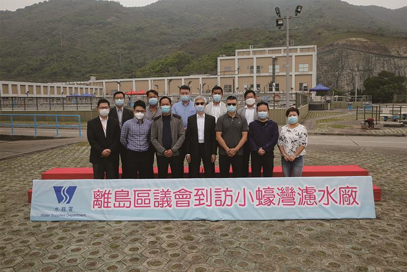 Director of Water Supplies LO Kwok-wah, Kelvin and WSD staff pictured with the Chairman of Islands DC YU Hon-kwan and Islands DC members.